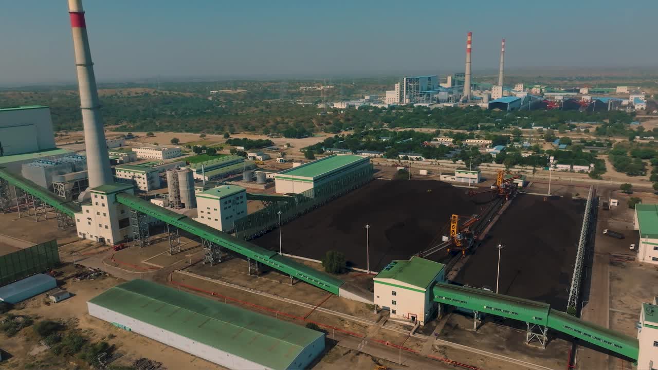 Clip video aerea della centrale elettrica a carbone di Thar, in Pakistan, con drone in orbita che mostra l’impianto di produzione e l’industria, inclusi l’edificio e la struttura