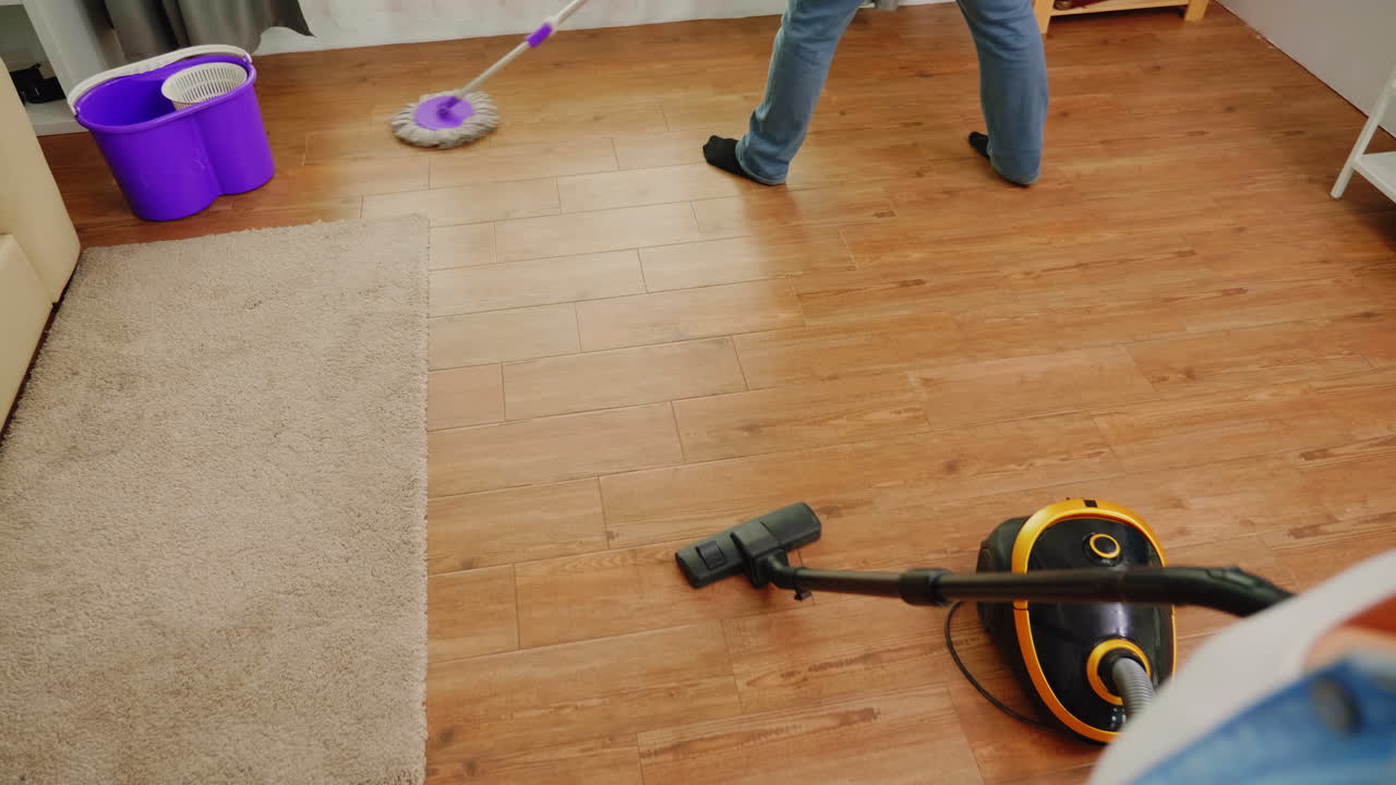 aspirando el apartamento.