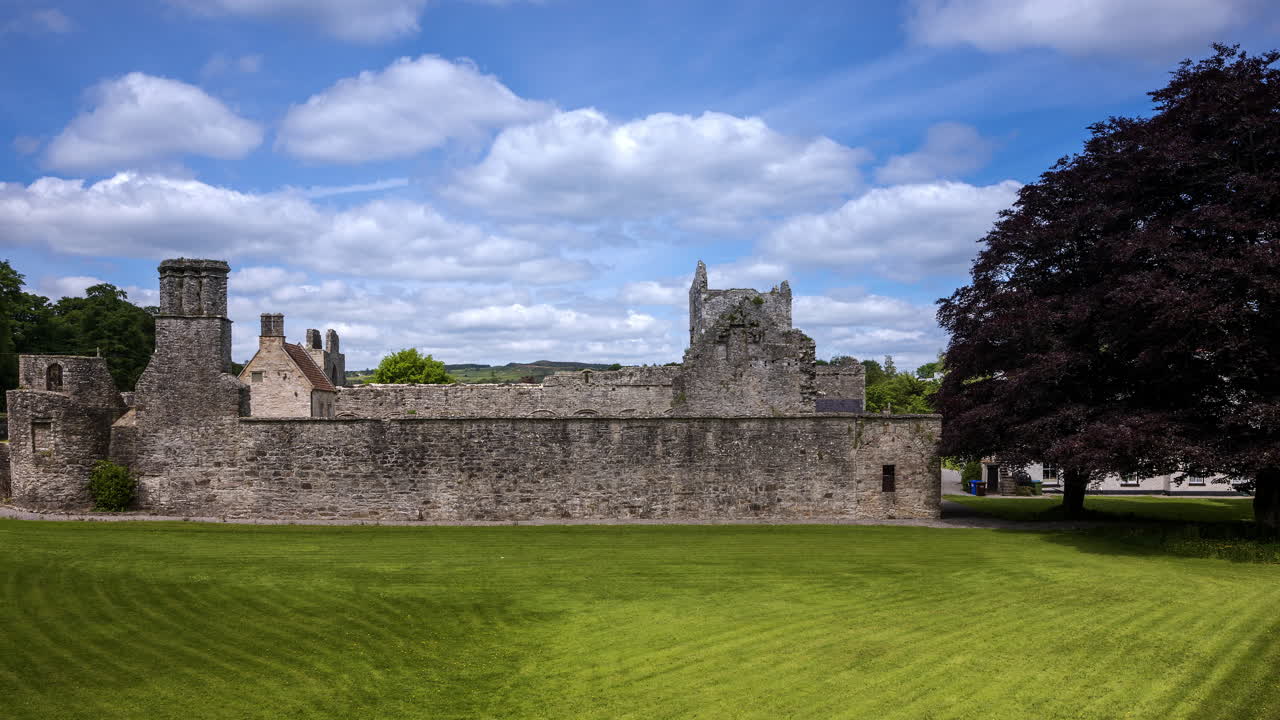 lapso de tiempo de movimiento de la ruina medieval de la abadía de boyle en el condado de roscommon en irlanda como un hito turístico histórico con nubes dramáticas en el cielo en un día de verano