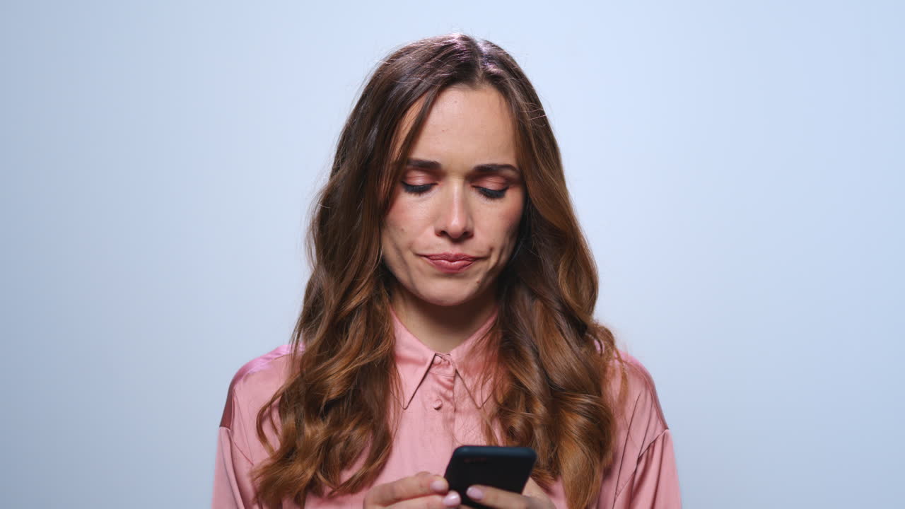 Empresária chateada fazendo uma chamada no smartphone. Mulher usando o telefone no estúdio.
