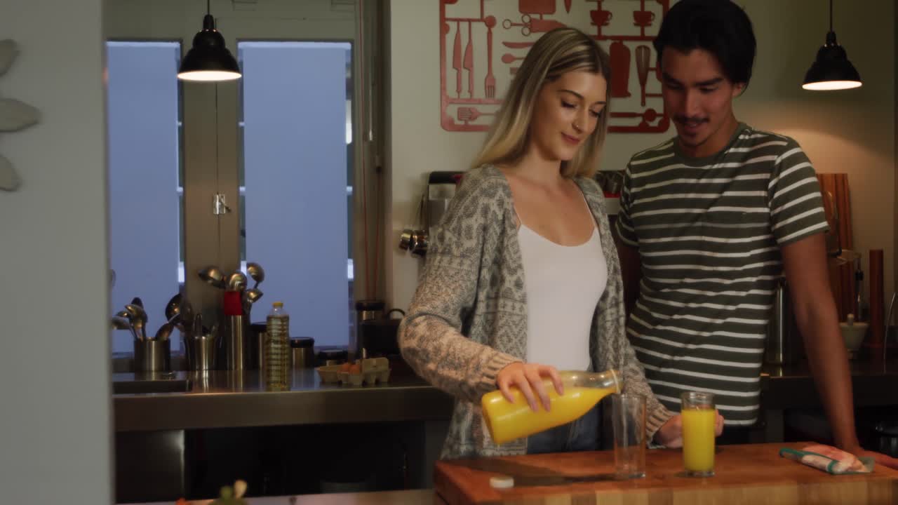 pareja feliz pasando tiempo juntos en su casa