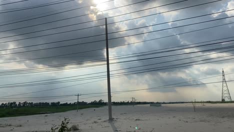 líneas eléctricas cargadas al lado de la carretera en bangladesh