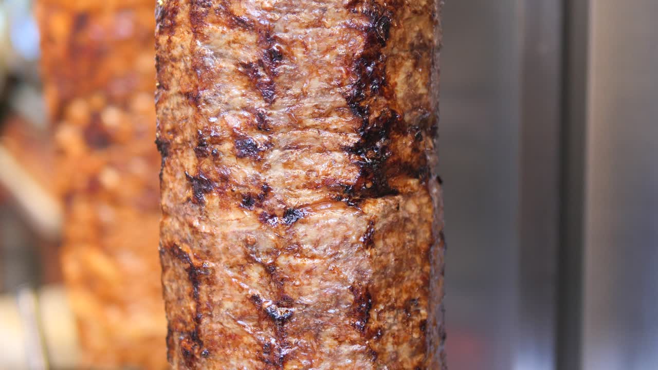 Primo piano di un doner kebab rotante