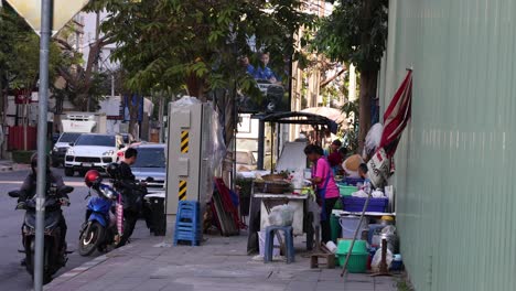 vendedor que establece un puesto móvil de alimentos