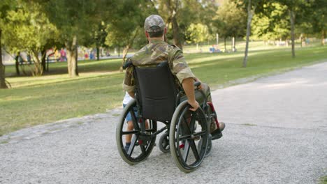 soldado discapacitado caminando con niños en el parque