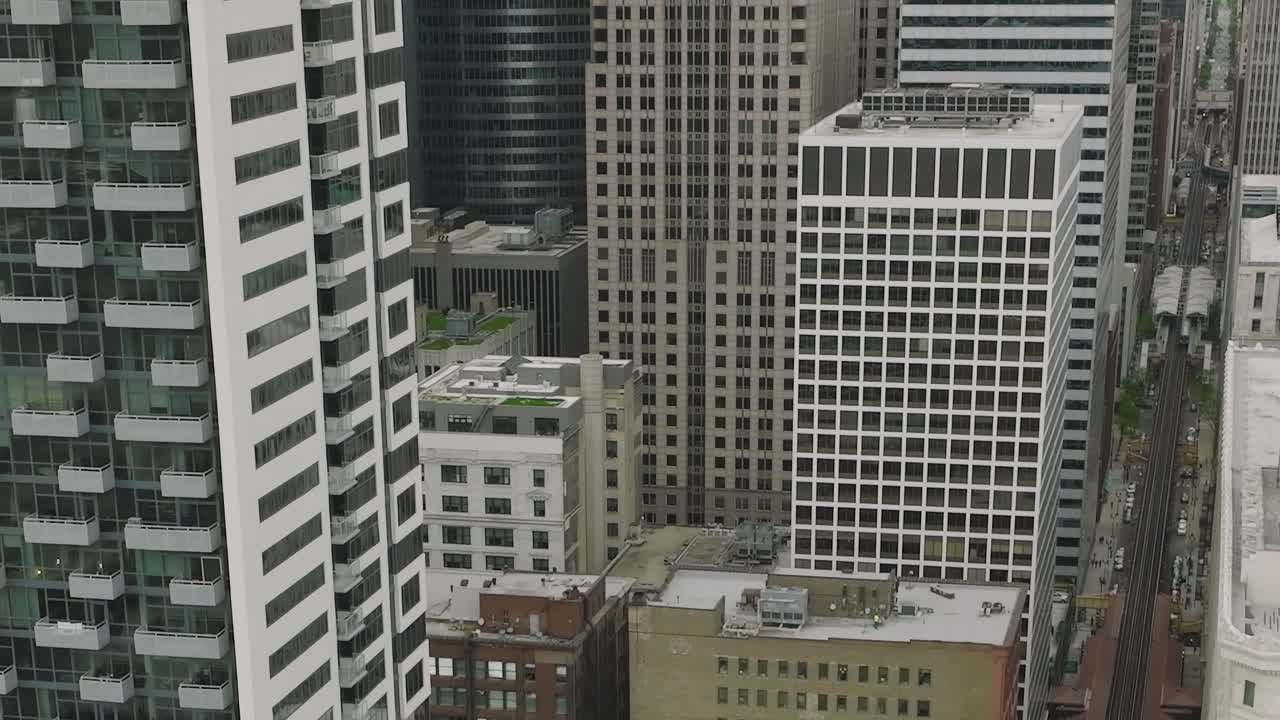Panorama urbano di Chicago con cielo coperto.