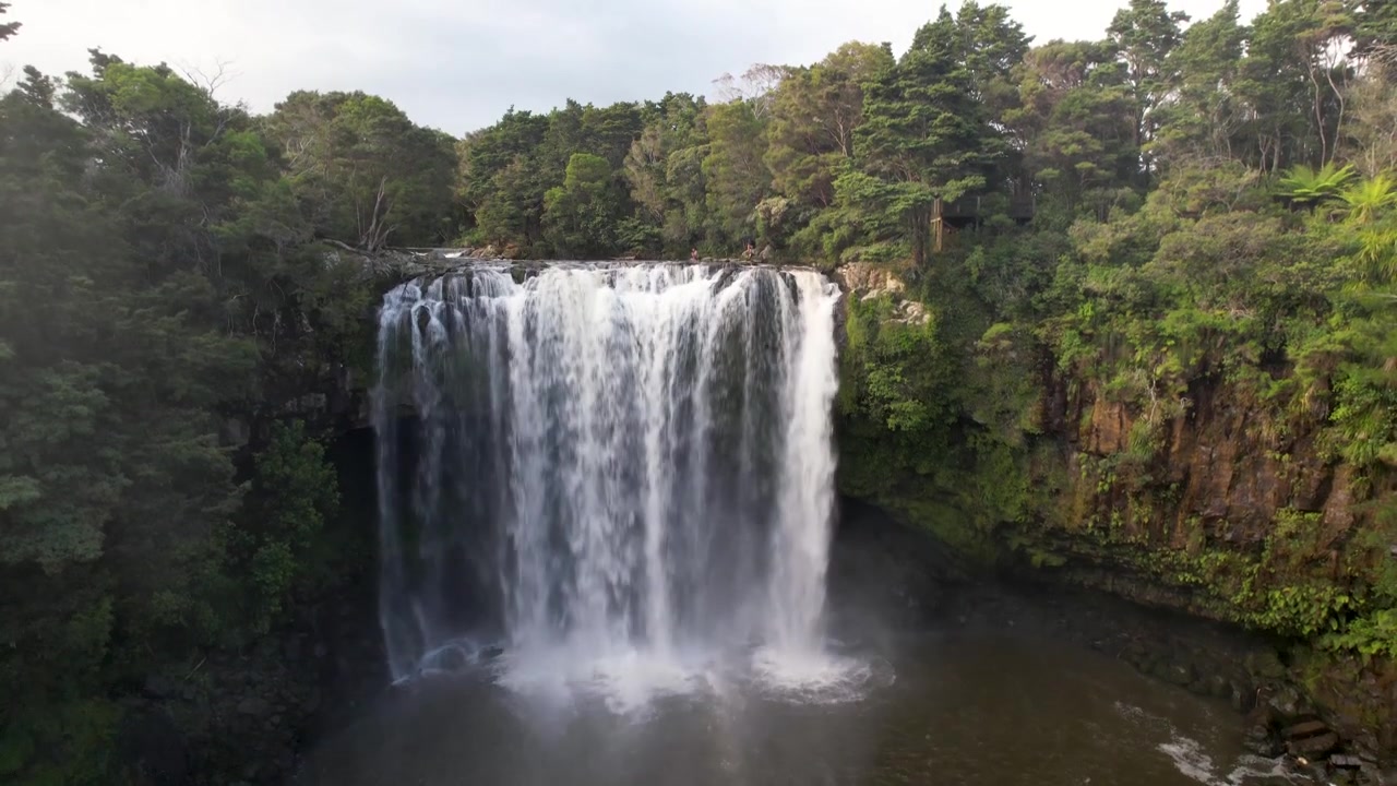 Bela atração turística panorâmica das Cataratas do Arco-Íris, com água caindo de uma saliência rochosa, Nova Zelândia. Filmagem com drone.