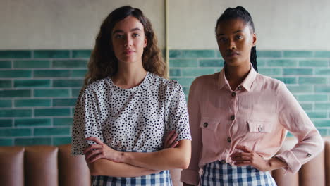 retrato de dos propietarios o personal femenino serio que trabaja en una cafetería o cafetería
