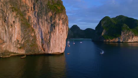 video de movimiento de transbordadores r barcos locales navegando en el mar de la bahía maya durante la puesta de sol en kho phi phi, tailandia