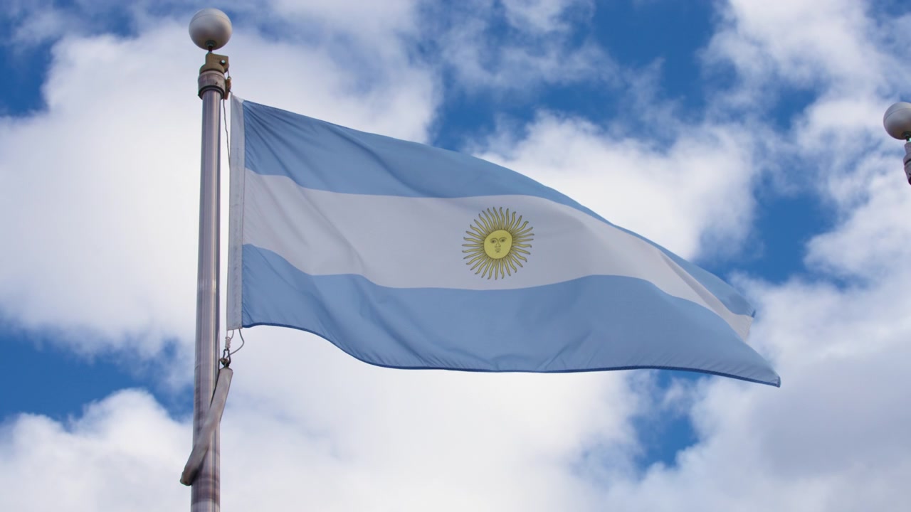 Drapeau de l'Argentine flottant au vent sur fond de ciel bleu