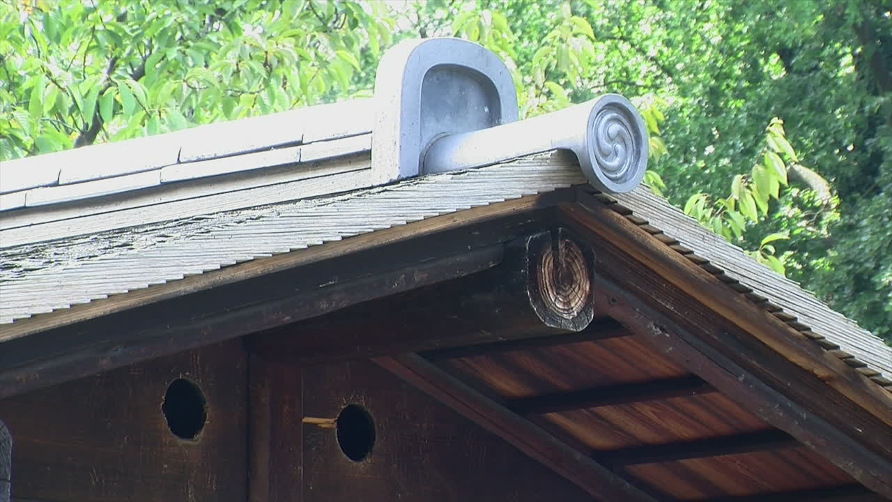 일본 건물 지붕의 세라믹 타일과 나무 포진