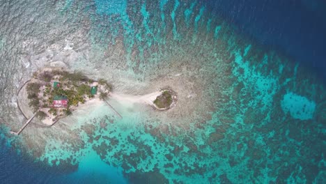 Spinning-Drone-shot-of-beautiful-bay-islands-of-Utila,-Water-cay,-Utila-cay,-Jewel-cay-in-Atlantida,-Honduras