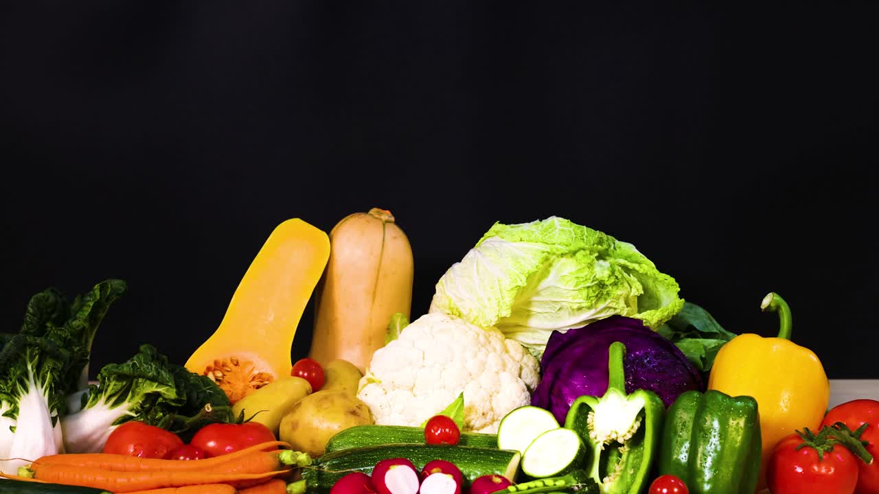 검은 바탕 에 배열 된 여러 가지 채소