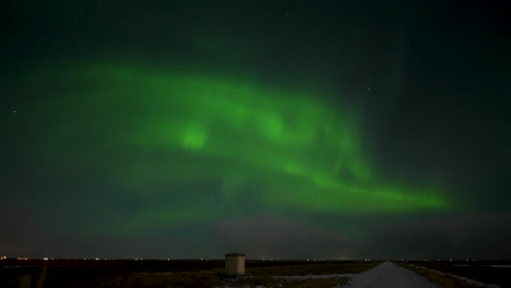 Mann,-Der-Schöne-Grüne-Nordpolarlichter-Am-Dunklen-Himmel-In-Island-Beobachtet---Silhouette-Einer-Person-Im-Freien-Bei-Nacht---Breite-Aufnahme