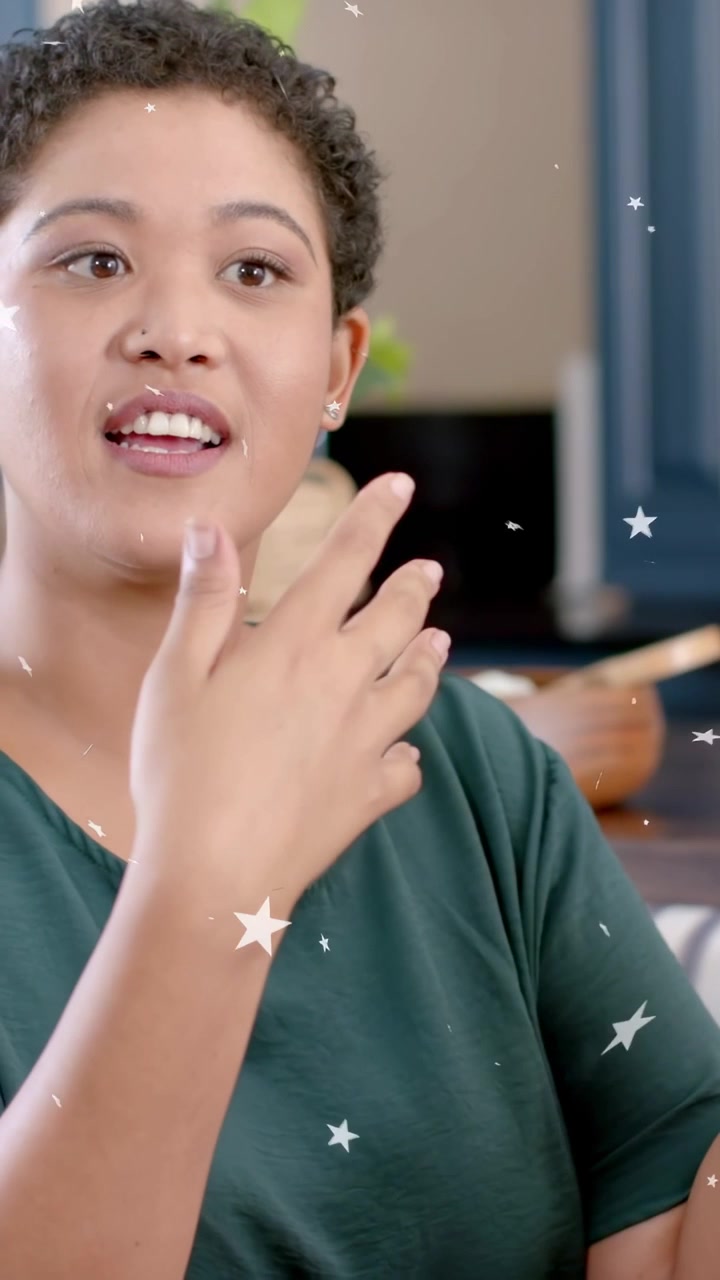 Video verticale: Una donna spiega un consiglio di cucina, la telecamera inquadra il suo viso mentre delle stelle appaiono sulle sue mani.
