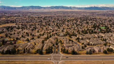 Time-lapse-Aéreo-Muestra-El-Vecindario-De-Colorado-Mientras-Las-Nubes-Se-Mueven