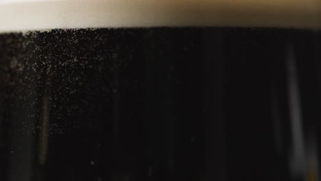 cerca de una pinta de cerveza negra irlandesa en vidrio para celebrar el día de san patricio 4