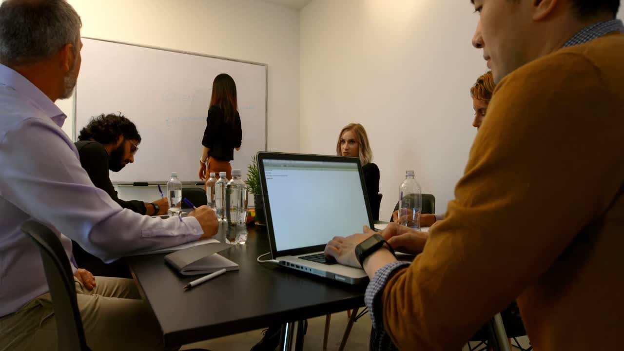 colegas de negocios interactuando entre sí en la sala de conferencias 4k