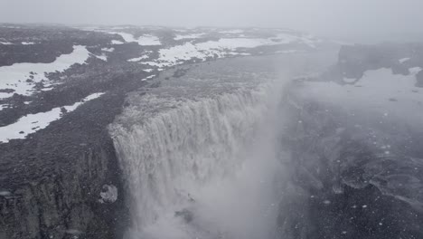 Vista-Aérea-Sobre-La-Cascada-Dettifoss-En-El-Paisaje-Invernal-De-Islandia