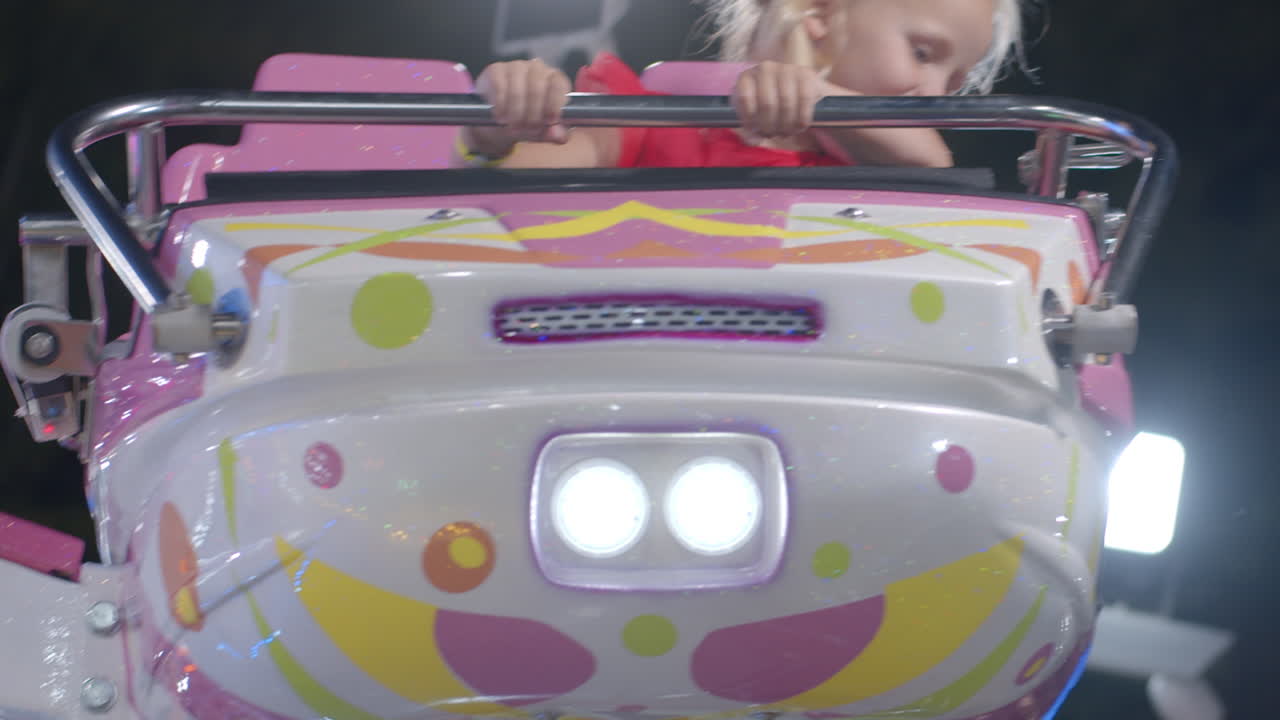 Emozioni sincere di un bambino entusiasta nel parco divertimenti