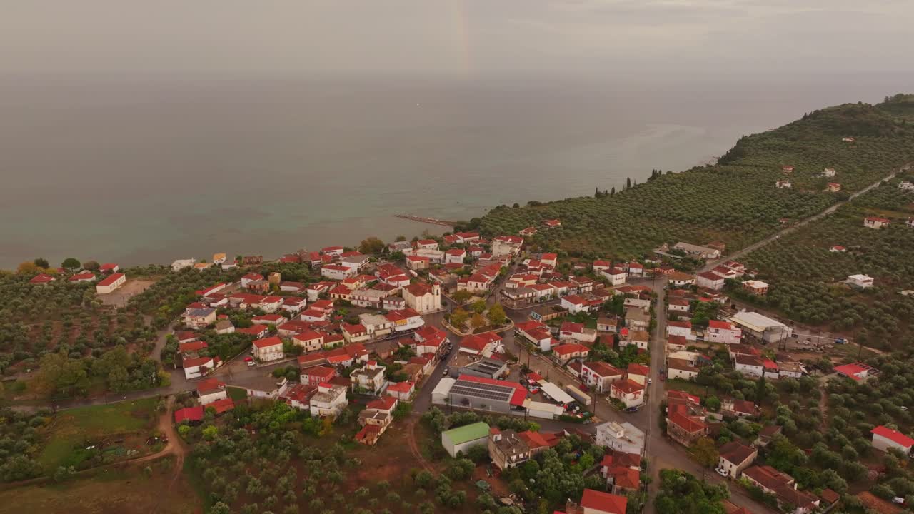 Matahari terbenam dan pelangi di Nea Koroni, Yunani, Laut Ionia.