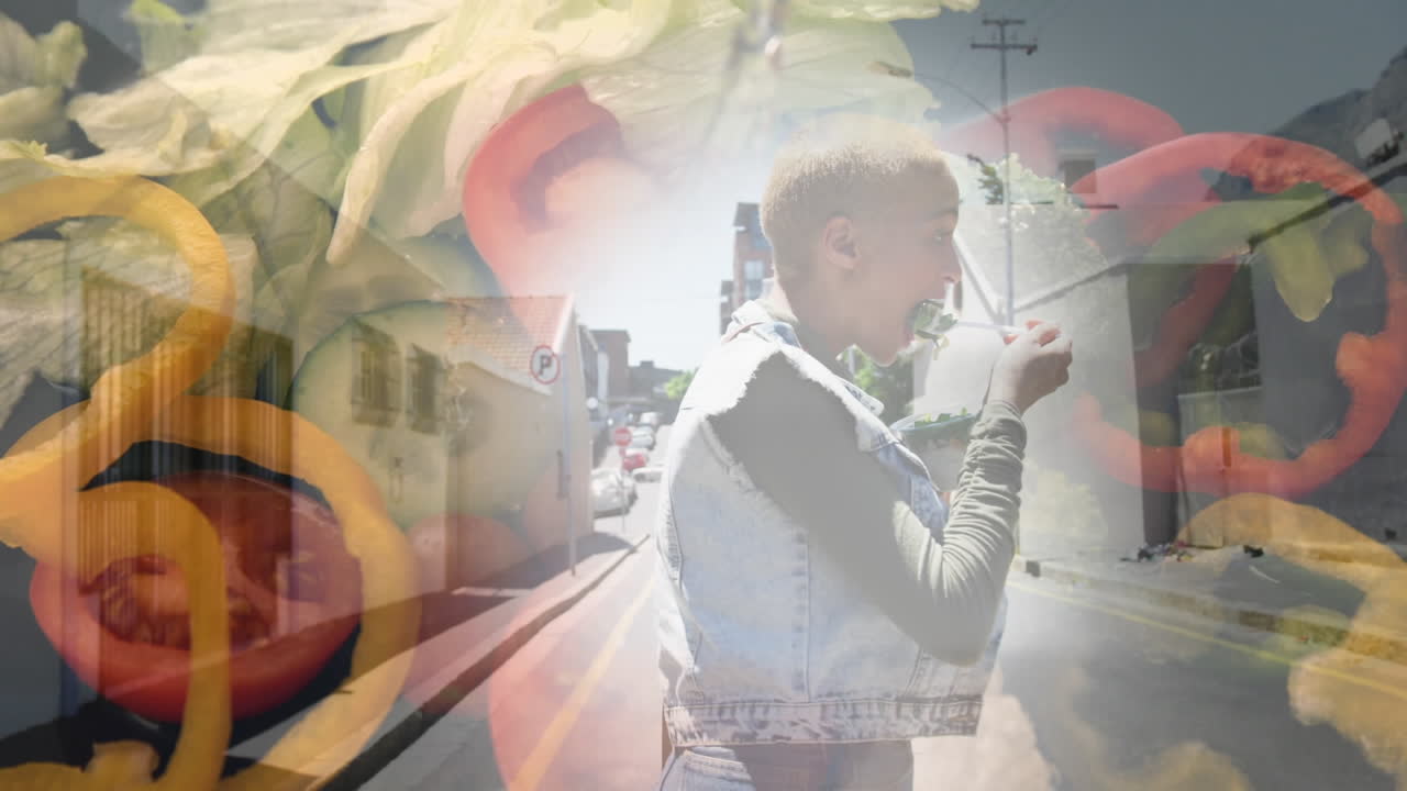 animación de verduras sobre mujer biracial comiendo ensalada en la calle.