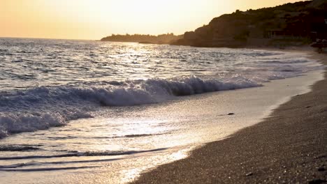 Playa-De-Albania-Con-Olas-Rompiendo-En-Cámara-Lenta-Durante-La-Puesta-De-Sol