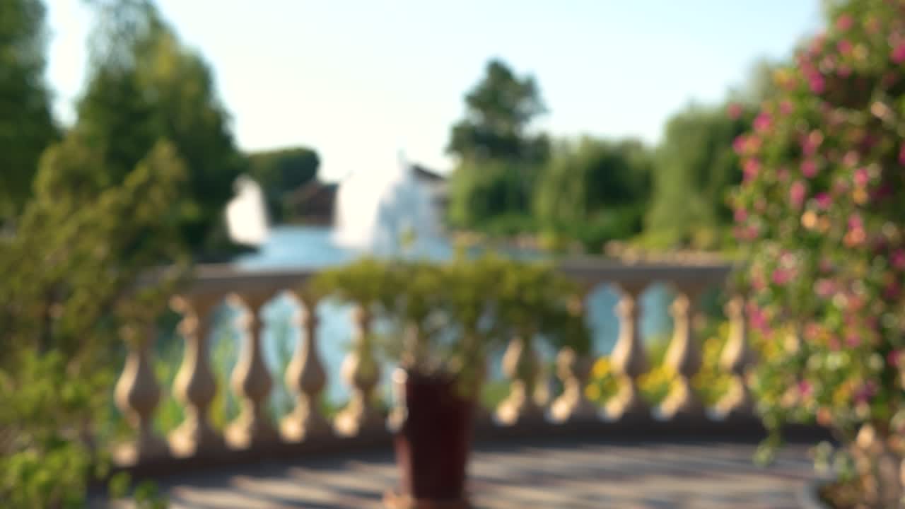 размытый балкон и природа.