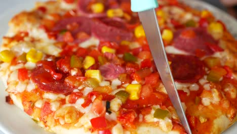 pizza preparada, pizza congelada, salchichas y pizza con queso listas para cocinar,