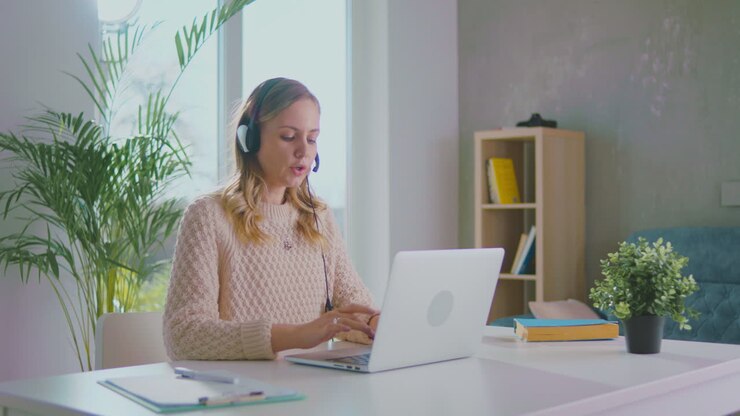una mujer hablando con un cliente.