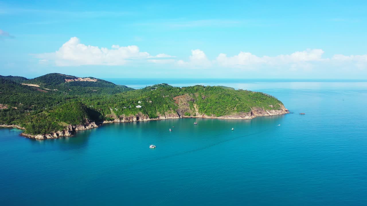 열대 우림이 있는 열대 섬, 푸른 바다에 둘러싸인 푸른 언덕, 밝은 하늘과  구름을 배경으로 한 여름 날, 베트남.