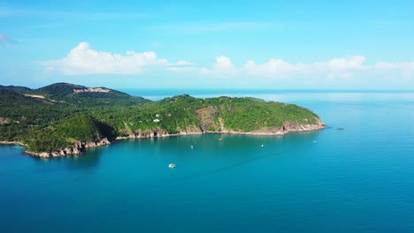 Tropeninsel-Mit-Regenwaldgrünen-Hügeln,-Umgeben-Von-Blauem-Meer-An-Einem-Sommertag-Mit-Hellem-Himmel-Und-Weißem-Wolkenhintergrund-In-Vietnam