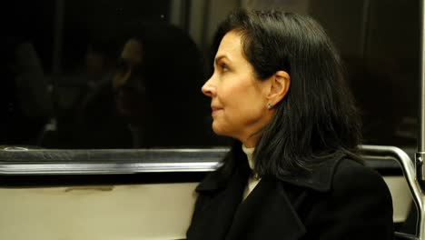 mujer viajando en tren