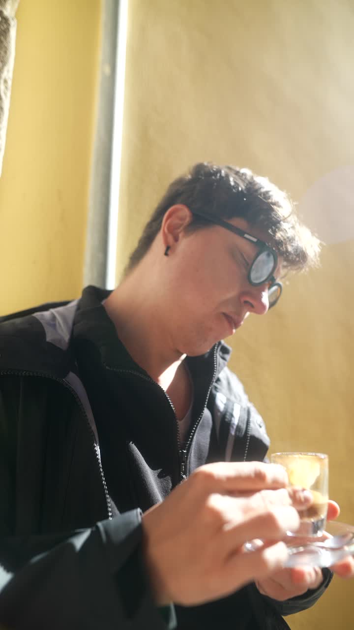 야외에서 커피를 마시는 여자