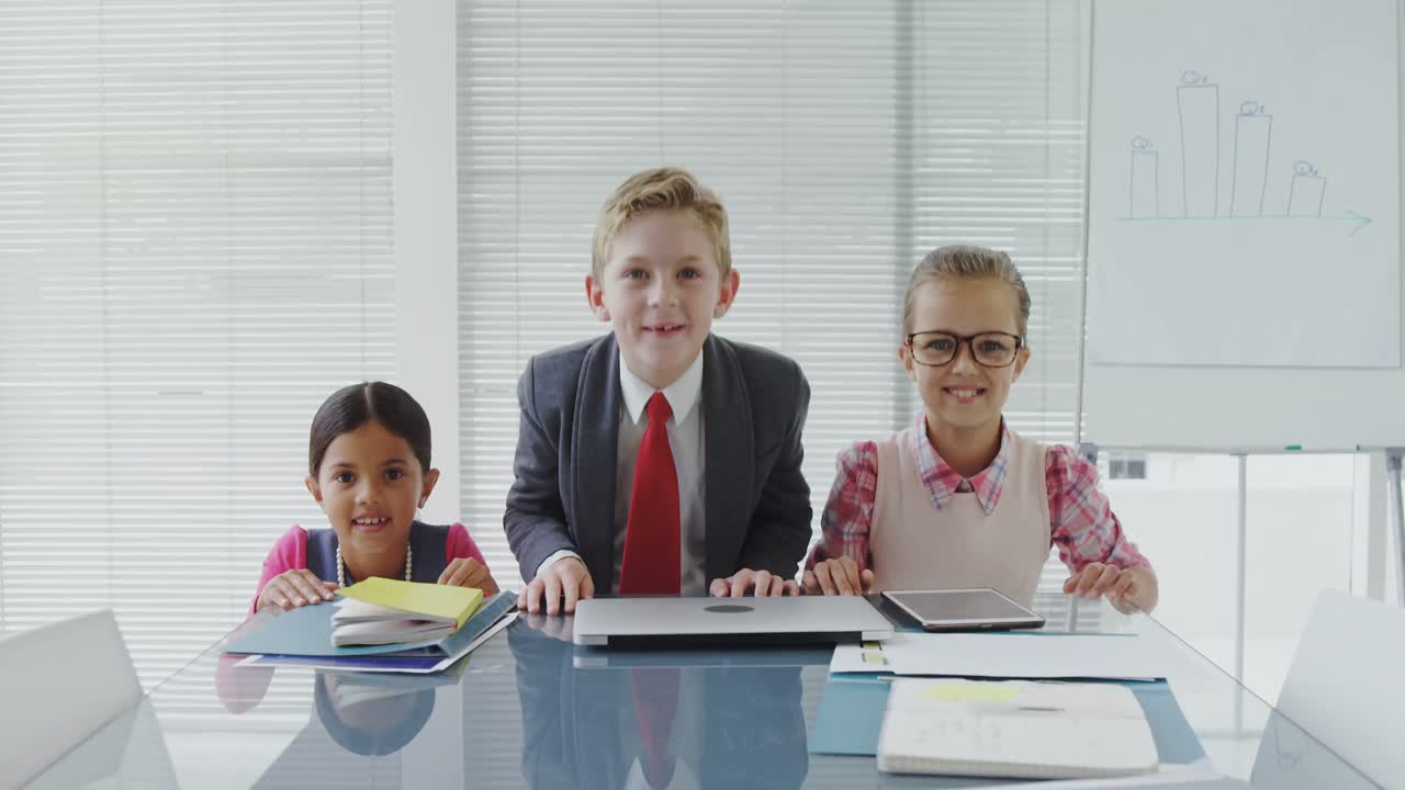 como niños ejecutivos saltando de alegría 4k 4k