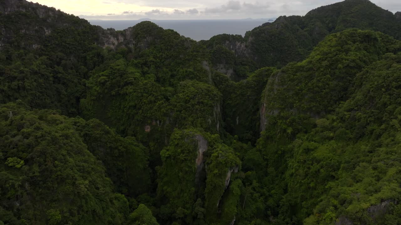 imágenes de drones de las islas phiphi en tailandia imágenes de increíbles paisajes tailandeses naturaleza increíble con rocas locas, playas, colinas, océano adn barcos