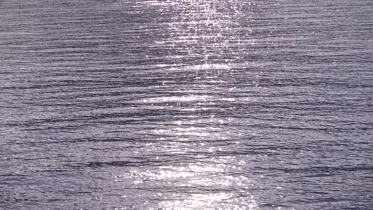 움직이는 배에서 바다 표면에 반짝이는 태양 반사 - 슬로우 모션