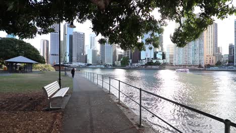 Filmische-B-Rolle-Der-Skyline-Von-Brisbane-Mit-Natürlichen-Linseneffekten