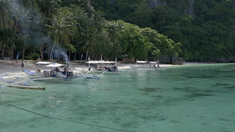 Barcos-Amarrados-En-La-Playa-De-Palawan.-Sartén-A-La-Izquierda