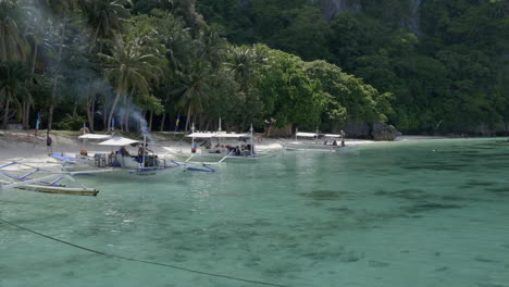 Boote-Liegen-Am-Strand-Von-Palawan.-Pfanne-Links