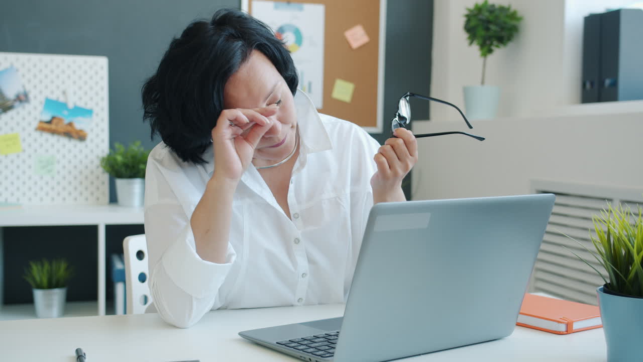 사무실에서 노트북으로 일하는 여자