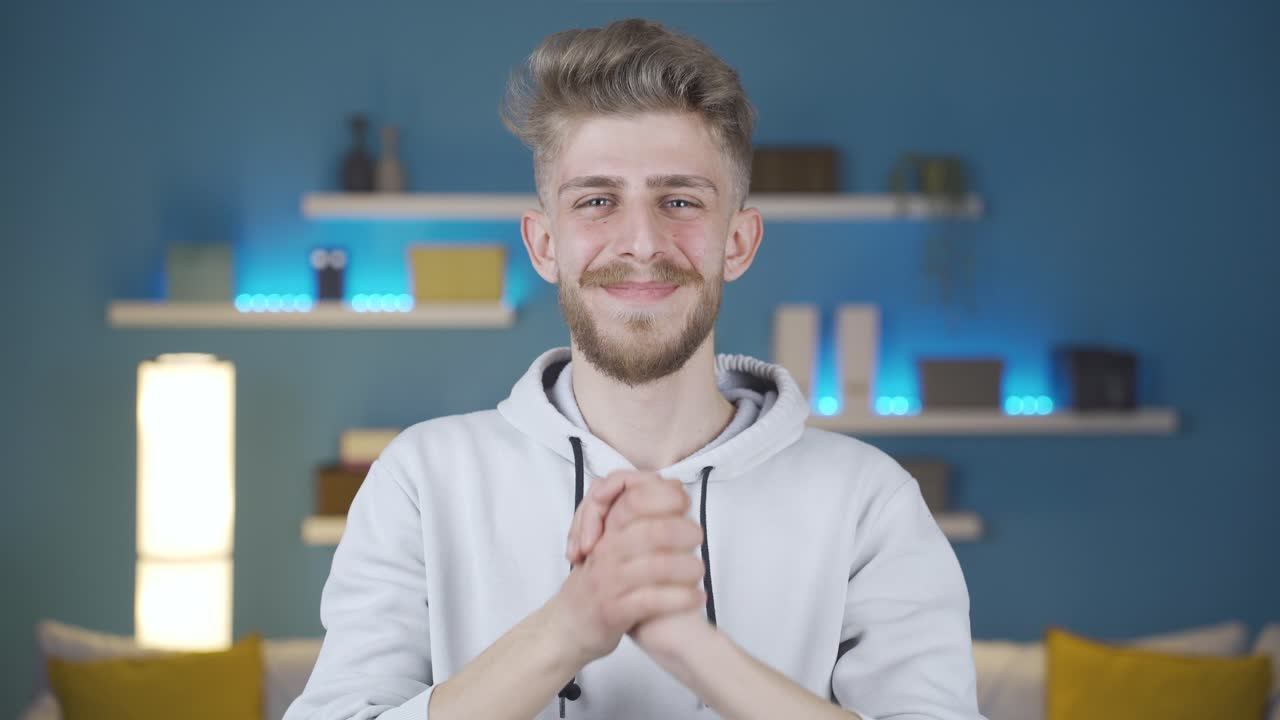 hombre joven seguro de sí mismo, exitoso, pacífico y amoroso.