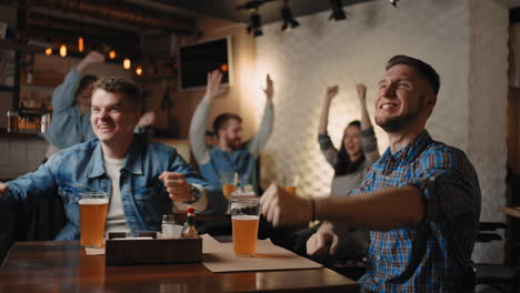 Freunde-Und-Fans-Freuen-Sich-Gemeinsam-Emotional,-Wenn-Sie-In-Einer-Bar-Fußball-Im-Fernsehen-Schauen-Und-Den-Sieg-Ihrer-Mannschaft-Feiern,-Nachdem-Sie-Bei-Der-Weltmeisterschaft-Ein-Tor-Geschossen-Haben.-Basketball-Hockey-Schauen.