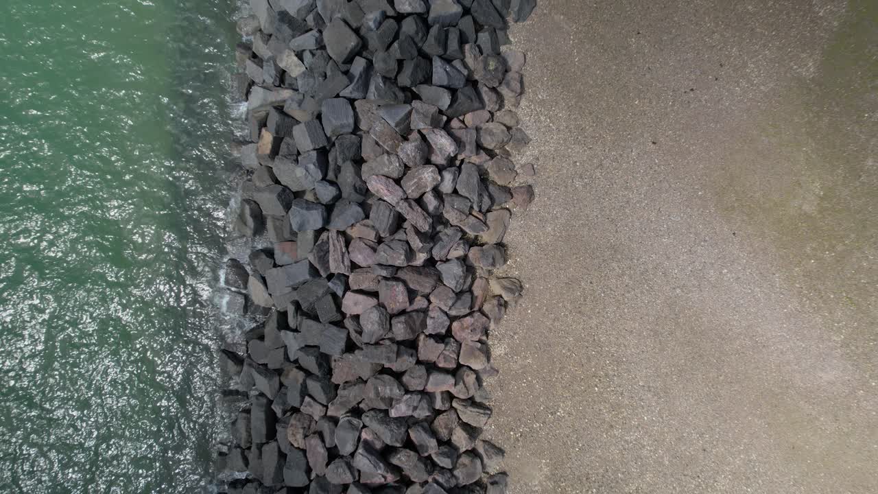 영국 서섹스의 엘머 샌즈 해변에 있는 바위