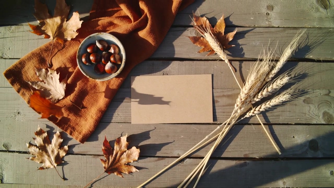 Luce solare mutevole che proietta un'ombra in movimento su un cartoncino kraft centrato, posizionato su una terrazza in legno, con castagne.