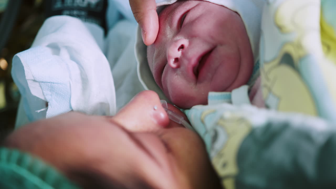 bebé recién nacido con su madre