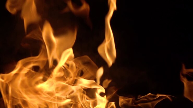 Fiamme su sfondo nero al rallentatore