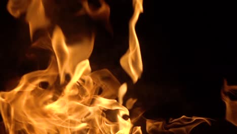 llamas de fuego sobre fondo negro en cámara lenta