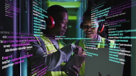 animación del procesamiento de datos sobre ingenieros afroamericanos masculinos y femeninos que trabajan en la sala del servidor