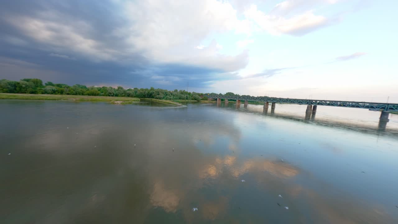 폴란드 바르샤바에서 해가 지는 시점에 비스 ⁇ 라 강을 가로지르는 그단스키 다리의 fpv 드론  ⁇